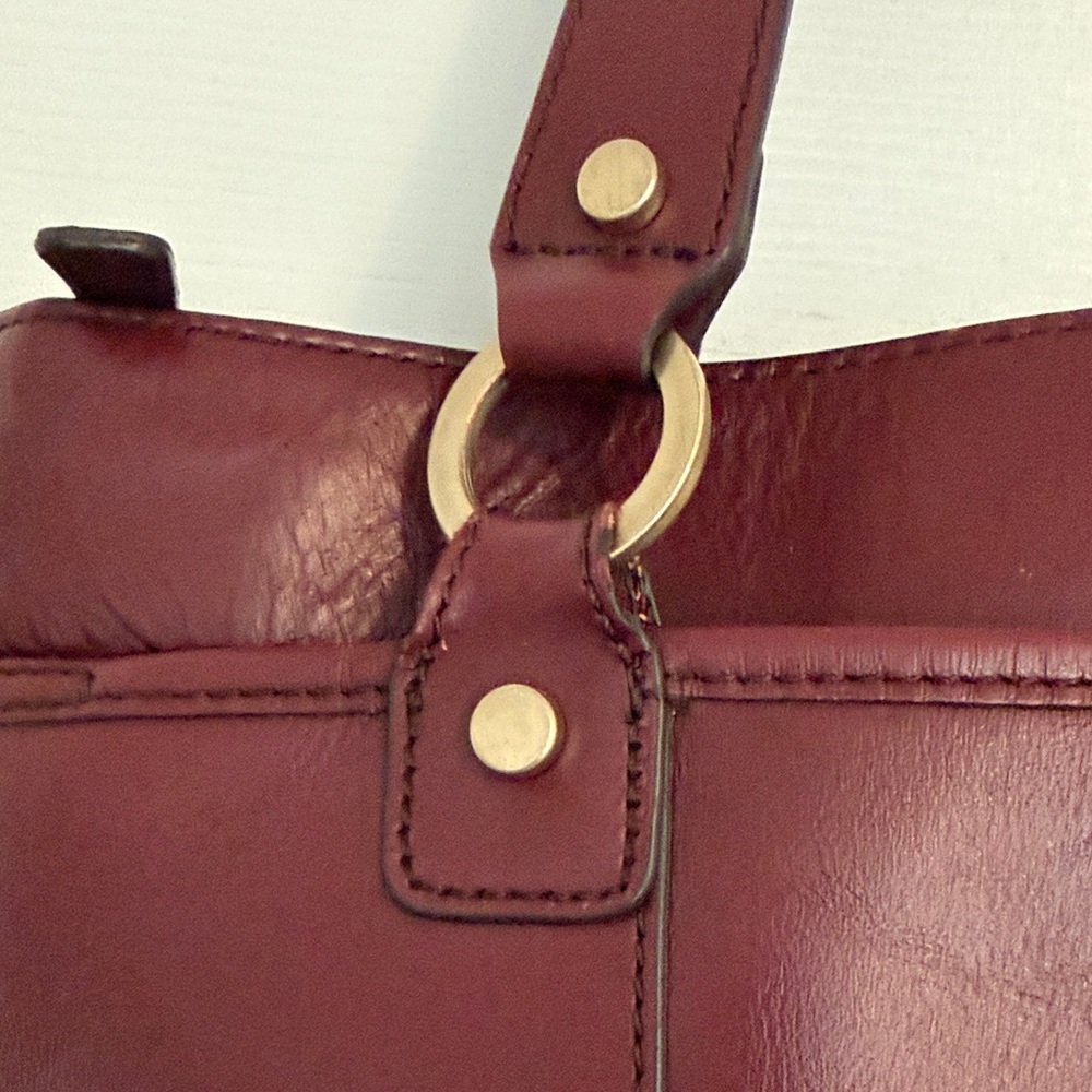 A Etienne Aigner Elegant Burgundy Leather Tote Bag. - Picture 9 of 13